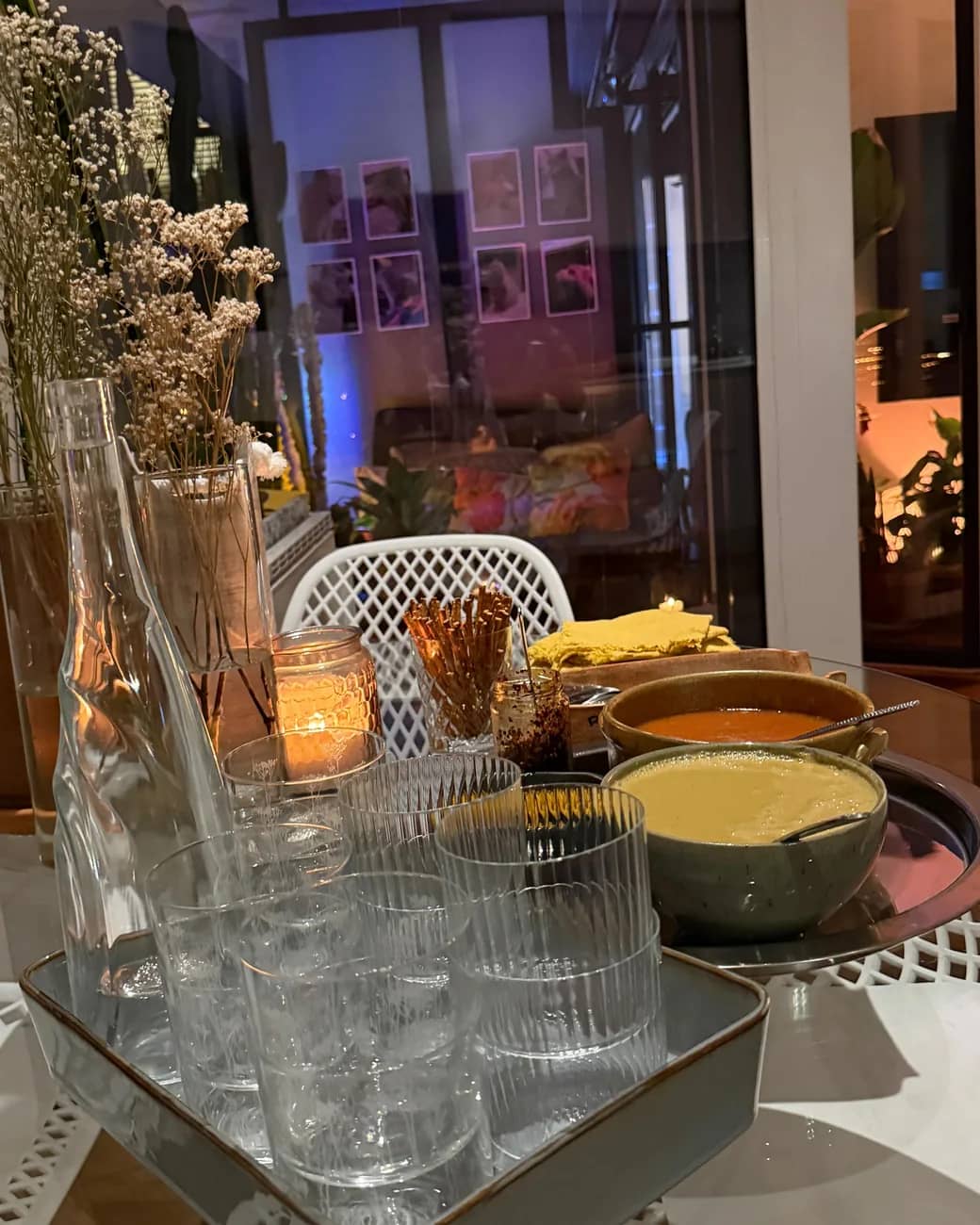 Une soirée momo, tables dressées aux bougies