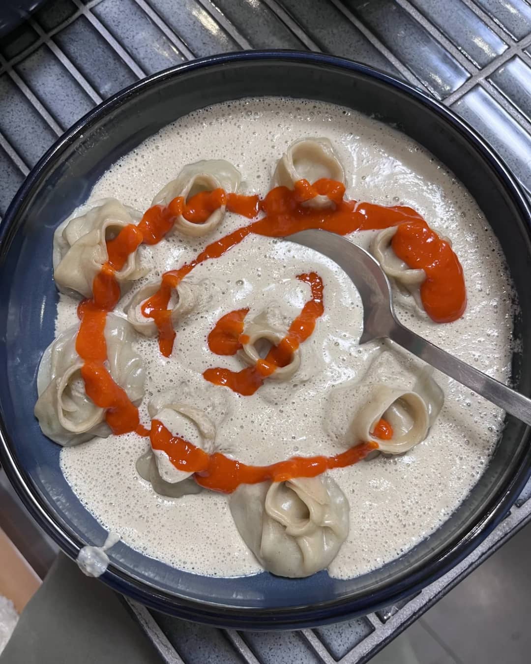 Momos dans la sauce sésame-cacahuète maison