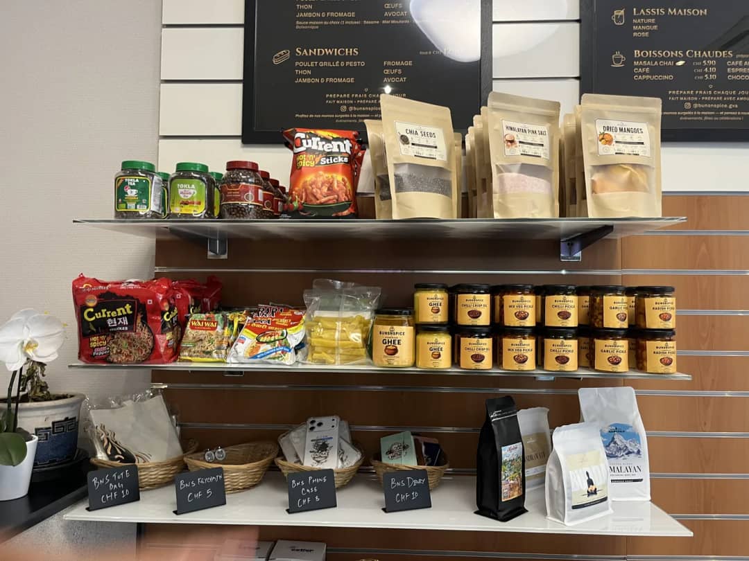 L’étagère de la boutique : huiles pimentées, épices et thés